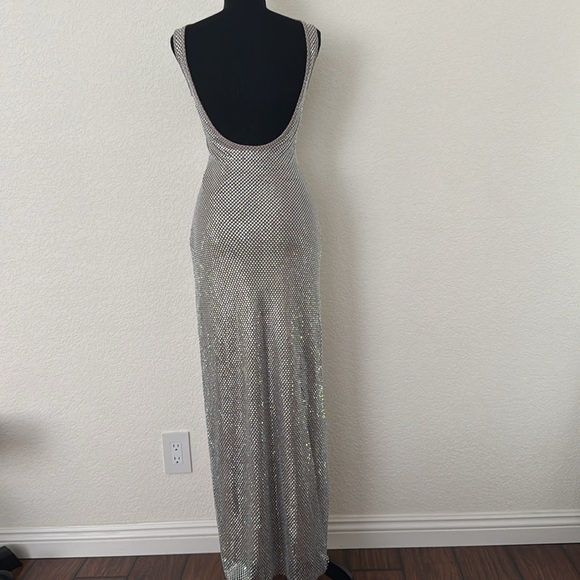 Beautiful dress - Picture 3 of 5